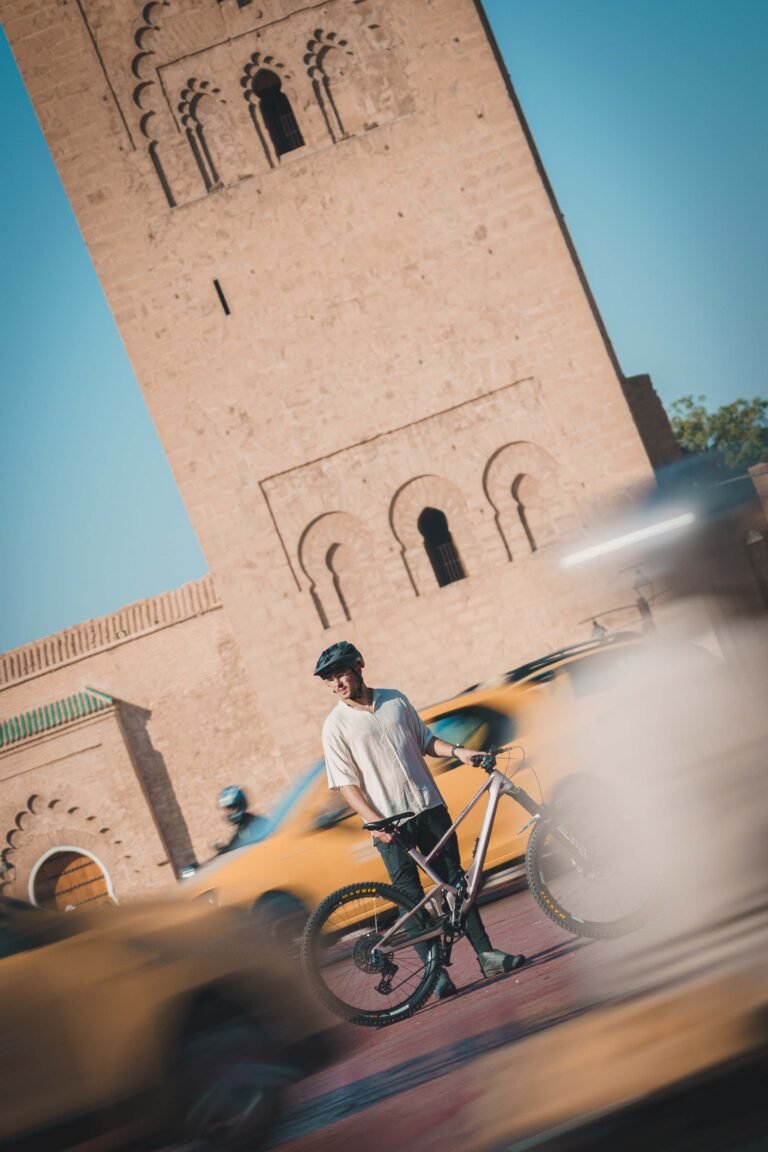 Cycliste statique au milieu de la circulation marocaine.