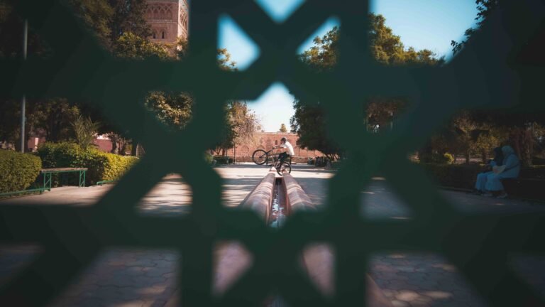 Cycliste exécutant une figurant dans un jardin d'une ville marocaine.