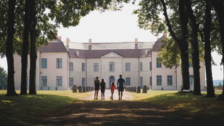Famille regardant un château.