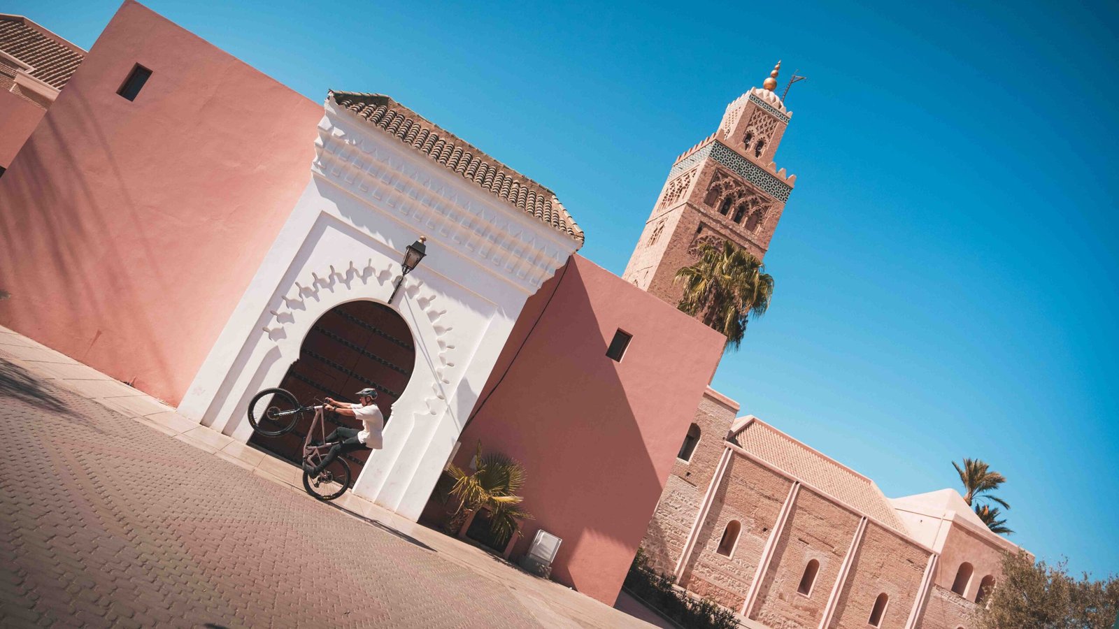 Image d'un vélo faisant une figure au coeur de Marrakech