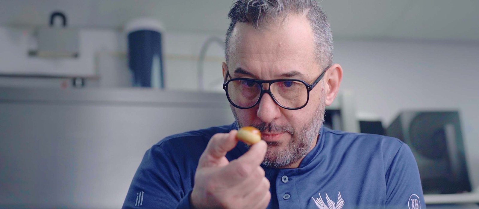 Pâtissier regardant sa création